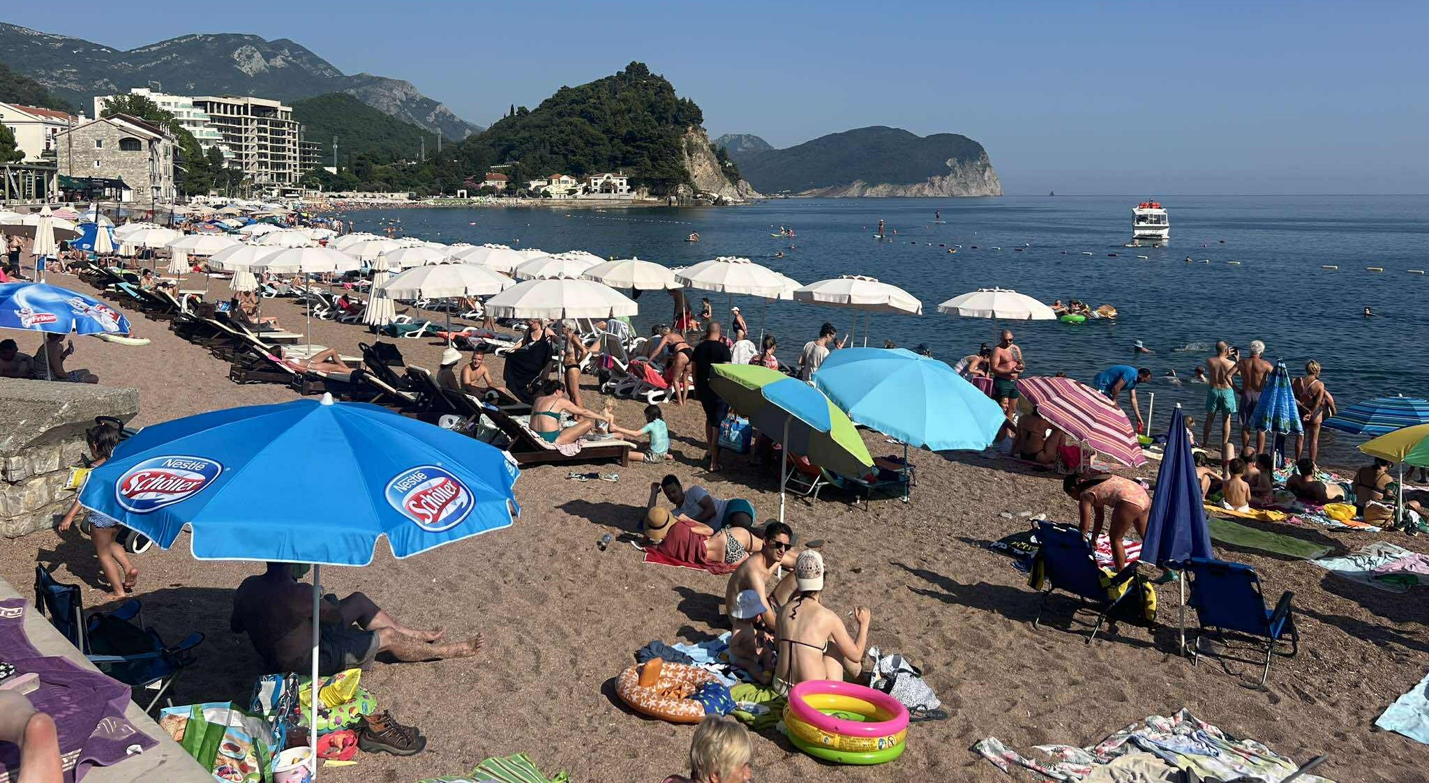 Nema gde igla da padne: Krcata plaža u Petrovcu i traži se ležaljka više - ovo su konkretne brojke kad je u pitanju sezona u Crnoj Gori, jedan grad zbog kruzera svaki dan prima nekoliko hiljada ljudi (FOTO)