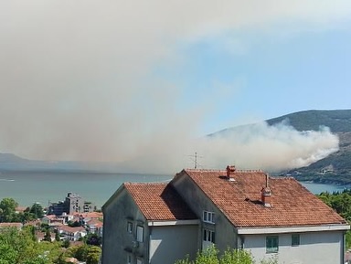 Mladić podmetnuo požar, vatra pretila da proguta sela i granicu u Herceg Novom: Oglasila se crnogorska policija, piroman uhapšen i podneta krivična prijava