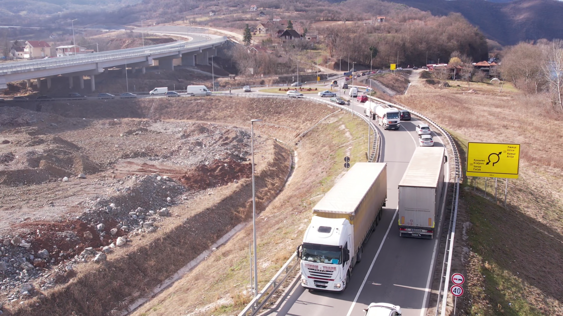Teretnjaci čekaju dva sata, putnici i do 45 minuta, gužve i na Milošu Velikom: Izvode se radovi na postavljanju signalizacije