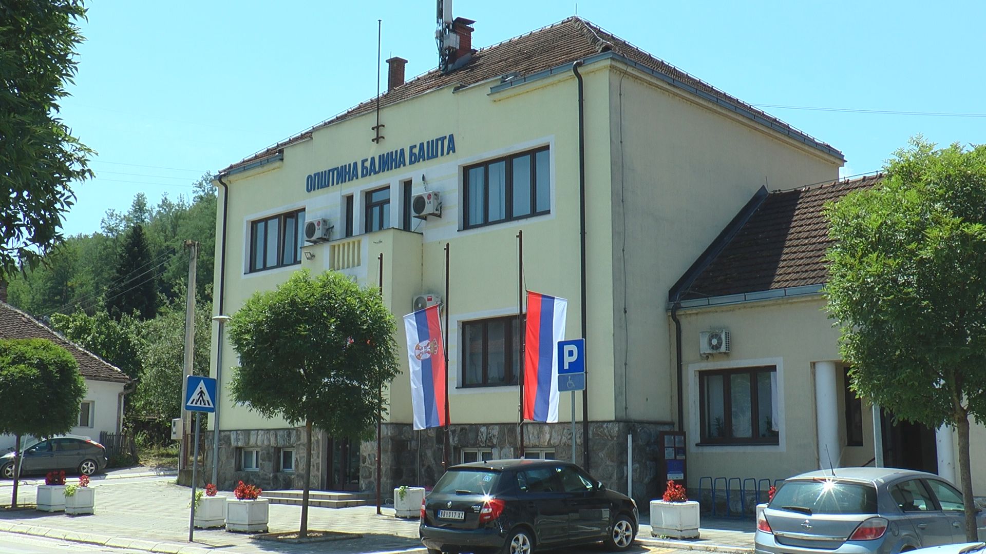 Ovo je danas najtužnija opština u Srbiji: Bajina Bašta žali nedužne žrtve nezapamćenog zločina - zastave na pola koplja, ulice su puste a kafići prazni (FOTO)(VIDEO)