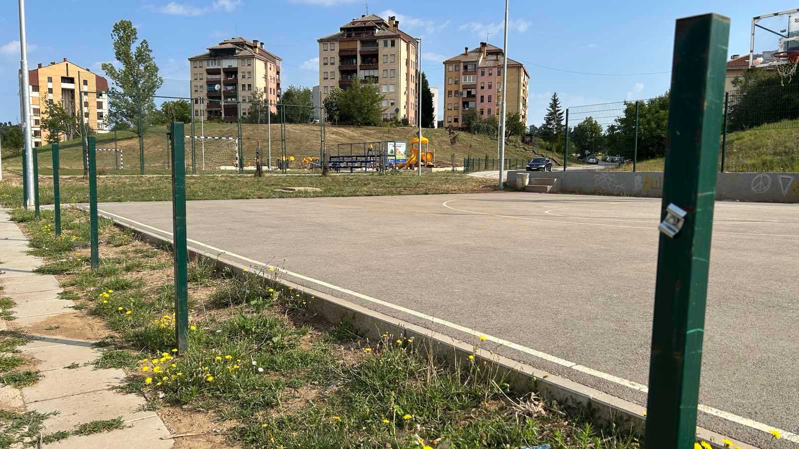 Incident na dečjem igralištu u Gornjem Milanovcu: Bahati vandali upali pa razvalili i odneli ogradu, razlupali sedišta na tribinama - građane zatekli ružni prizori (FOTO)