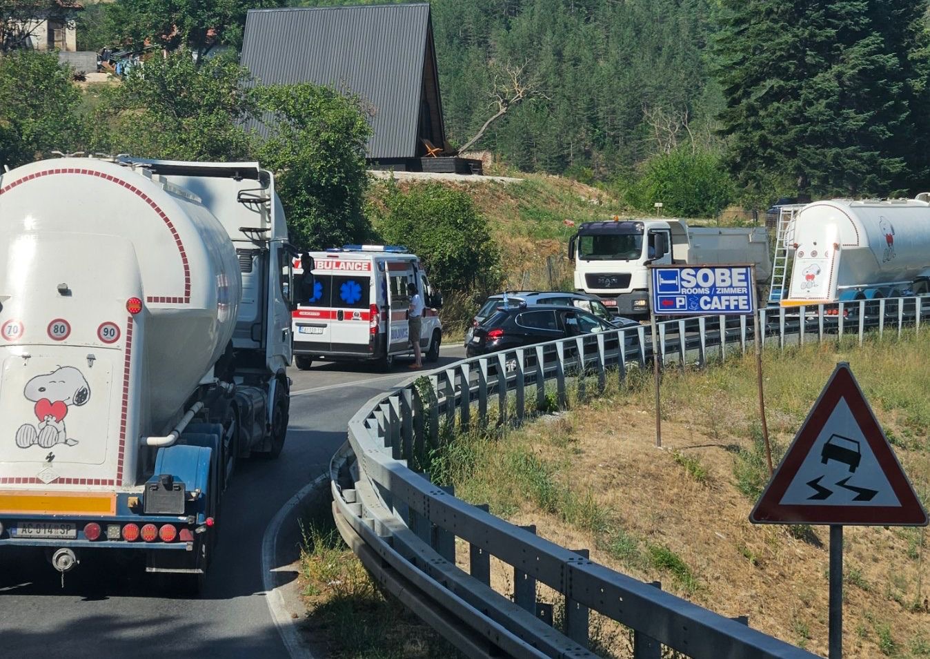 Težak udes u klisuri, ima povređenih: Nezgoda u Međuvršju kod Čačka, saobraćaj obustavljen u oba smera (FOTO)