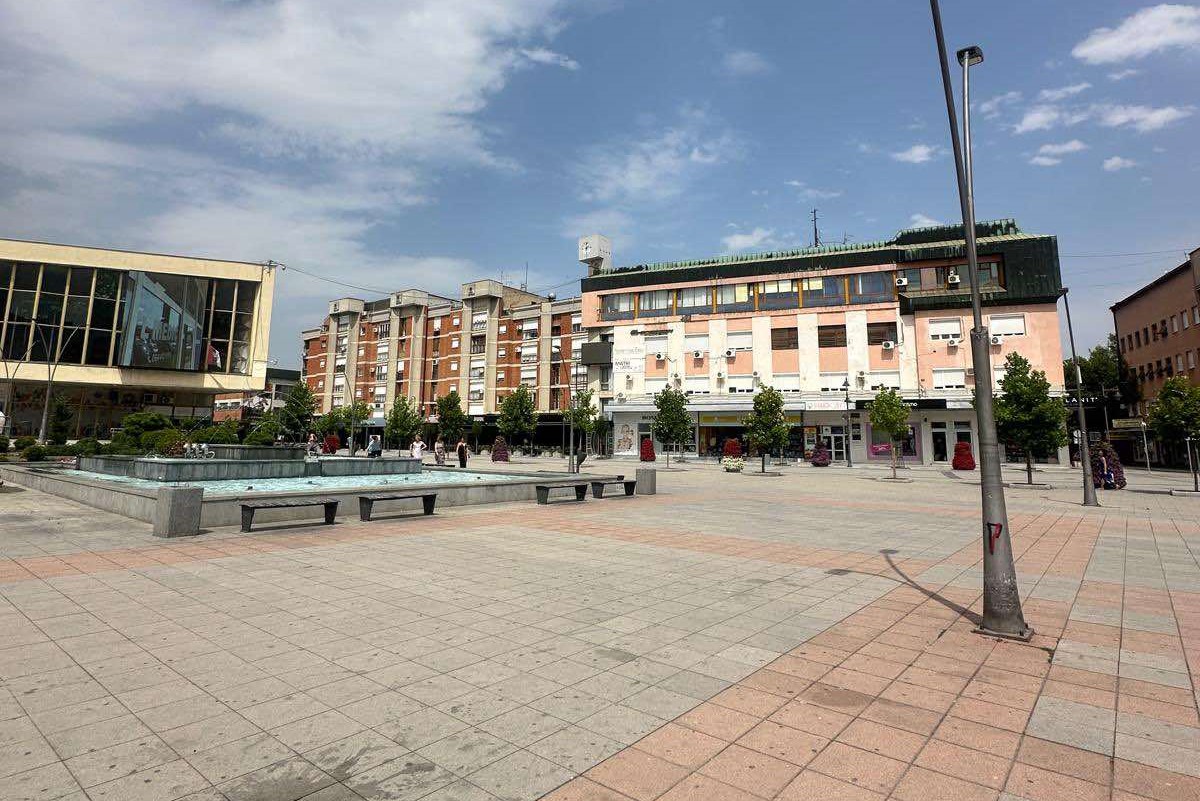 Kad sam izašao iz kuće, kao da sam ušao u vrelu rernu: U centru Čačka izmereno neverovatnih 54 stepena, sve gori - napolju jedva da se sretne po neki prolaznik (FOTO)