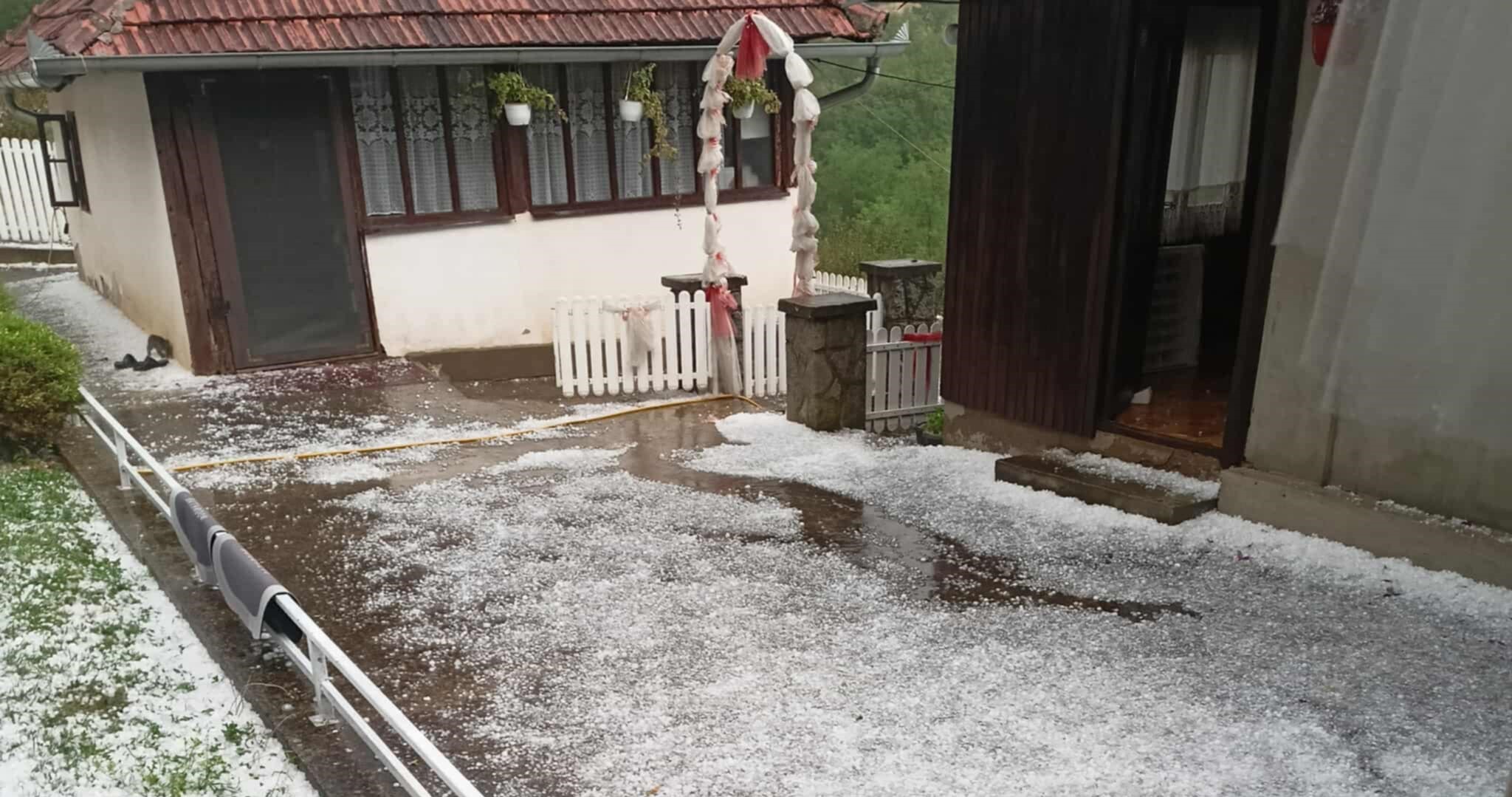 Za par minuta sve je obelelo: Jak grad veličine lešnika rano jutros pogodio opštinu Topola - nevreme protutnjalo kroz sela (FOTO)