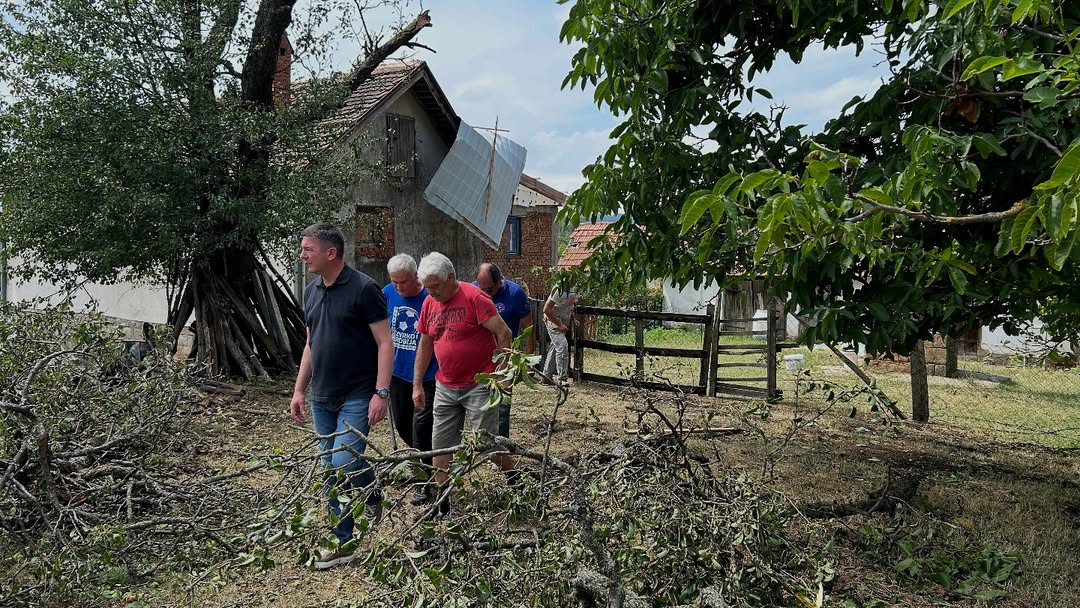 Razorno nevreme pogodilo Gornji Milanovac: Oluja nosila crepove sa krovova, oštećene kuće i pomoćni objekti - velika šteta i na polioprivrednim usevima (FOTO) 