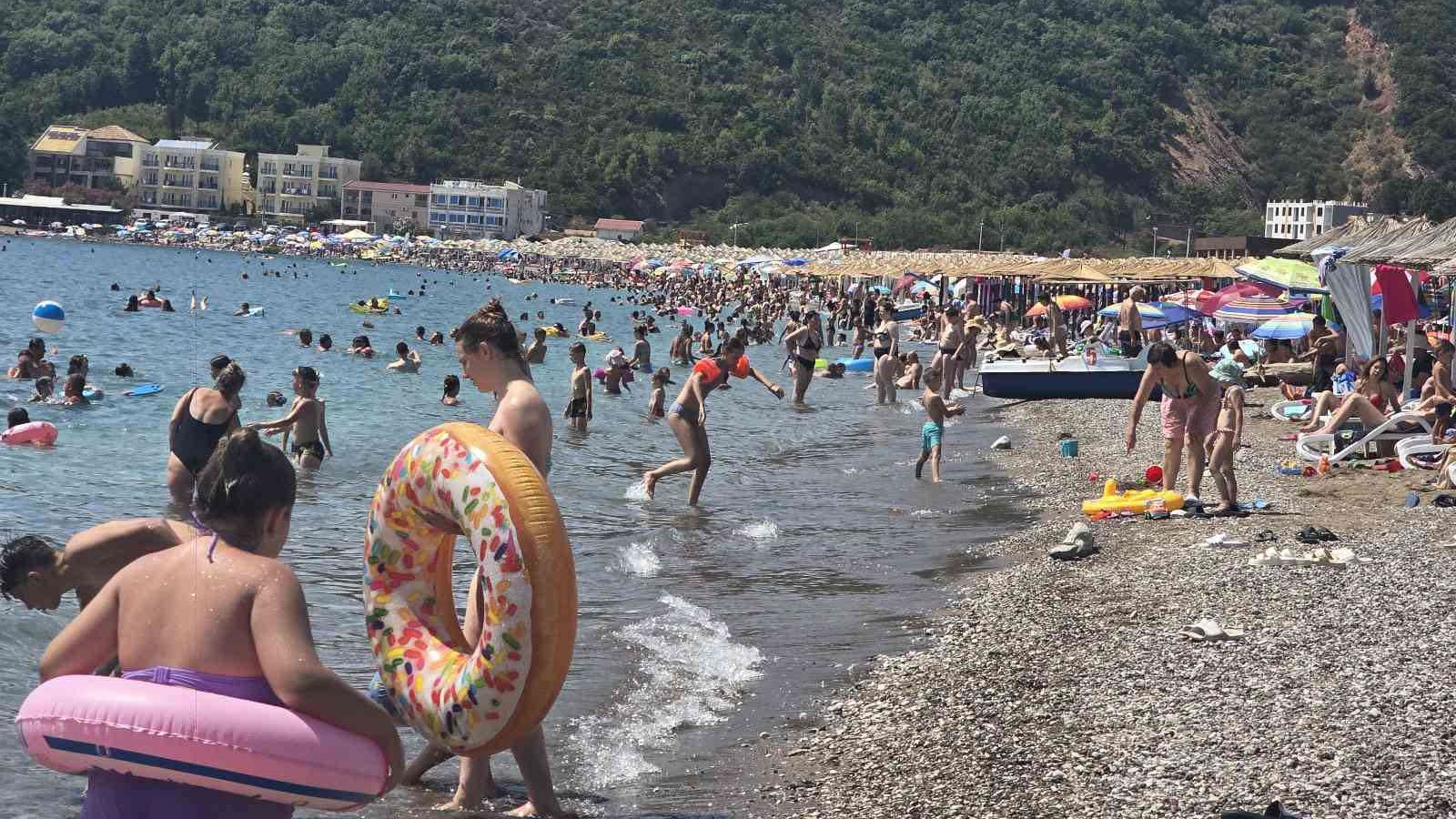 Komplet ležaljki 12, parče pizze i kafa 2 eura - ko kaže da je sezona pukla: Na jednoj plaži u Crnoj Gori nema gde šibica da padne, pristupačne cene kao i svake godine napunile Čanj (FOTO)