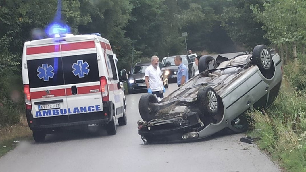 Vozač teško povređen u prevrtanju automobila kod Tavnika: Automobil završio na krovu potpuno slupan (FOTO)