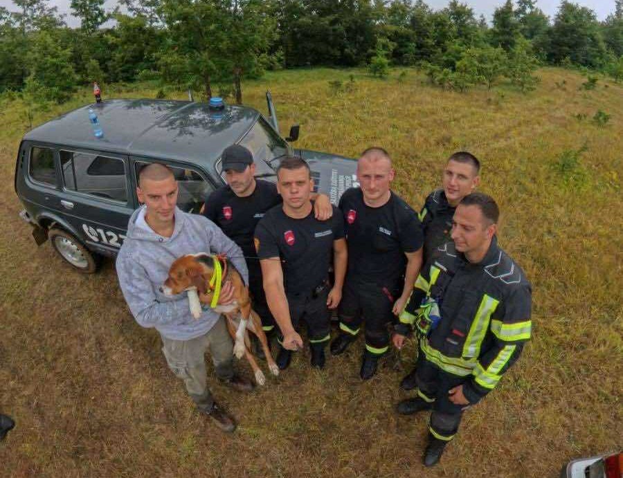 Spasili psa sigurne smrti iz duboke provalije: Vatrogasci-spasioci iz Bijelog Polja reagovali kao pravi heroji velikog srca, rade dananoćno kako bi spasili ljude i objekte ali i životinje (FOTO)