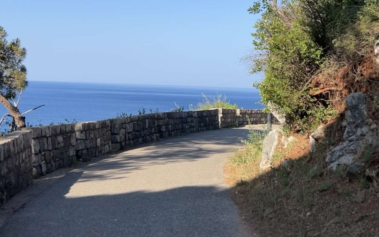 Utisnuta između mora i stena, raj na zemlji: Ovo je jedna od najlepših plaža na Crnogorskom primorju - pešačka staza koja vodi do ovog mesta je prava atrakcija (FOTO)