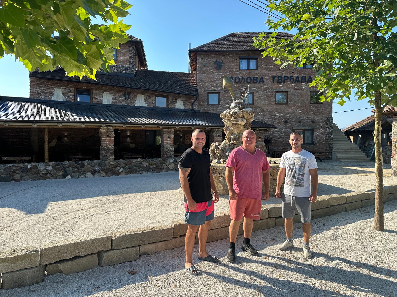 Nesvakidašnji podvig oca i dva sina: Glođevići u Mršincima izgradili ni manje ni više nego pravu - tvrđavu, skoro sve sami radili deset godina i ostvarili svoj san (FOTO)