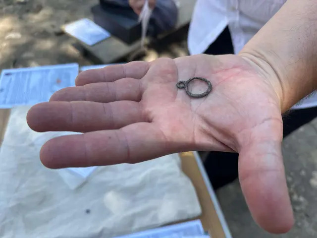 Neverovatno otkriće čačanskih arheologa: U strogom centru grada na Moravi na lokalitetu čuvenih Rimskih termi pronađena srebrna naušnica - najverovatnije je iz II ili III veka (FOTO)