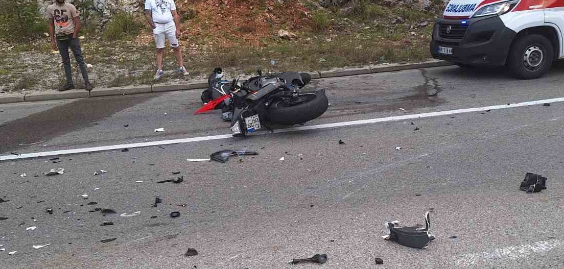 Teška nesreća kod Čačka, poginuo mladić (26): Izgubio kontrolu nad motorom, sleteo sa puta pa nastradao
