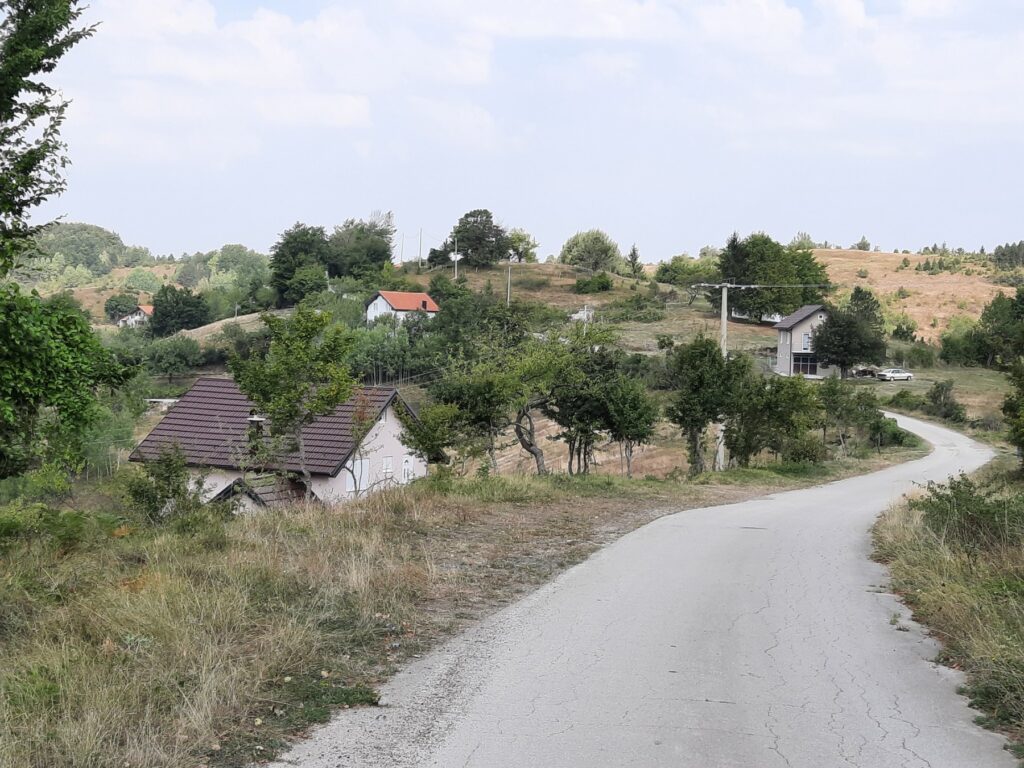 Majka bolesnog sina 300 metara u rukama nosi do glavnog puta: Potresna priča iz okoline Prijepolja, odmah reagovao predsednik opštine i kaže - čim smo saznali za taj slučaj opredelili smo sredstva i radi se put