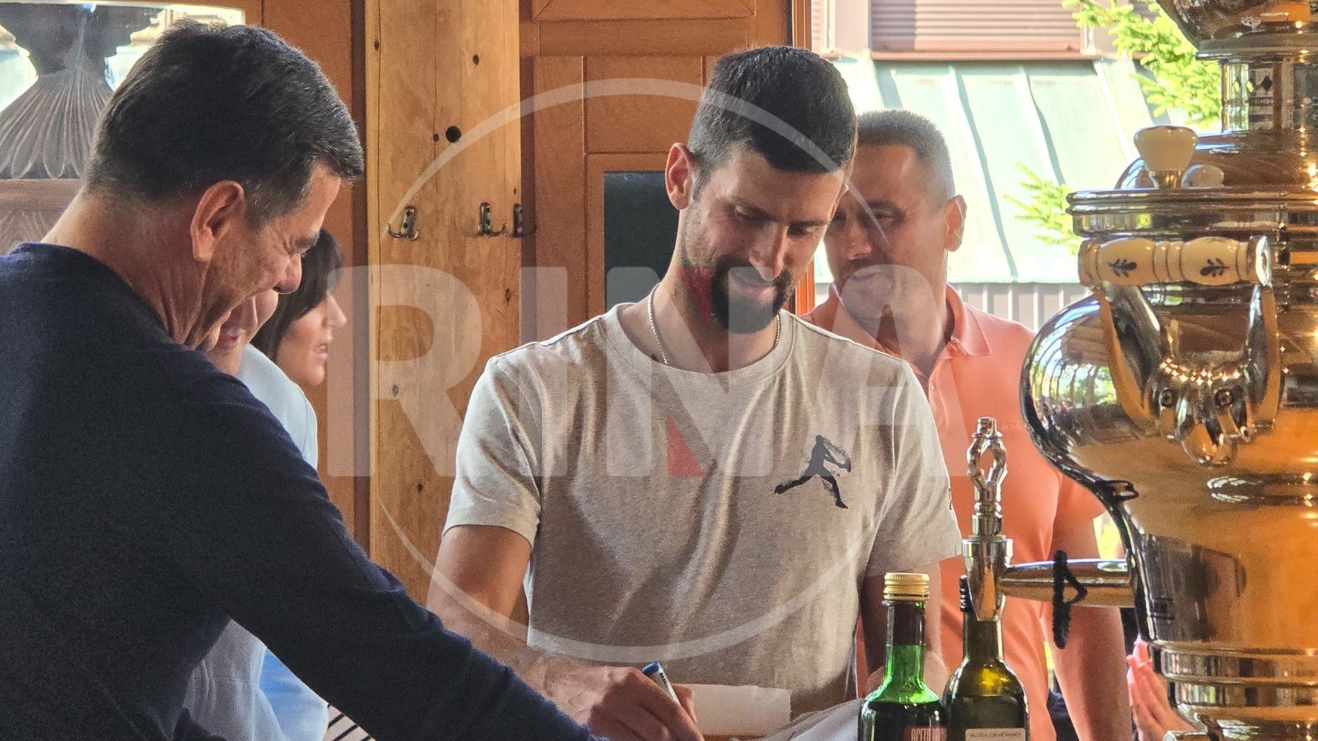 Ljubazan, nasmejan i sjajan: Đoković ponovo na planini Durmitor, meštani oduševljeni kad su ga videli u restoranu u centru Žabljaka (FOTO)