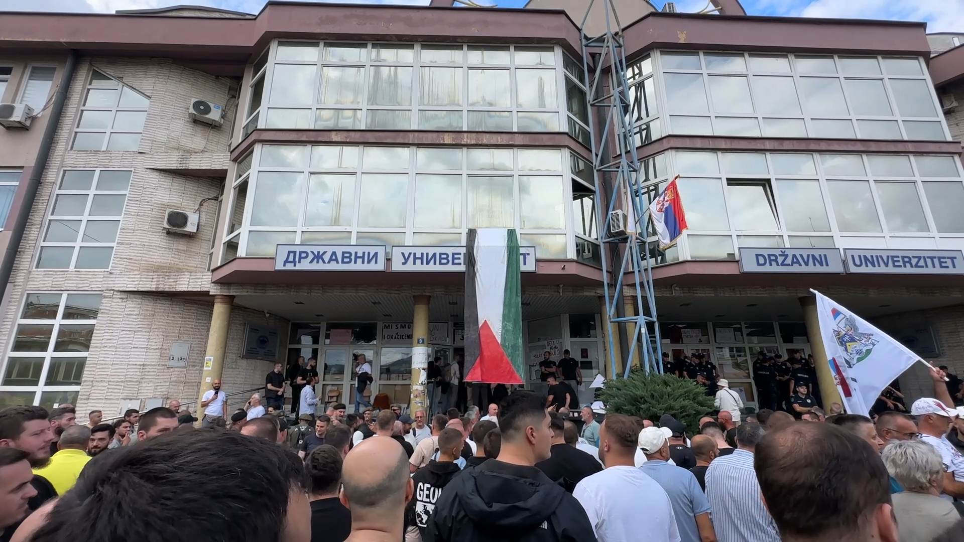 Psovao Isusa Hrista pa završio u bolnici: Novopazarac o kom je brujao region nakon puštanja iz pritvora imao saobraćajnu nezgodu - bmw kojim je upravljao sleteo sa puta