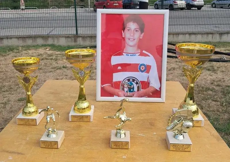 Ne bledi sećanje na mladog fudbalera kog je teška bolest prerano uzela: Drugi Memorijalni turnir u čast Stefana Lazića Lakija održava se u nedelju u Čačku - stiže preko 80 pionira (FOTO)