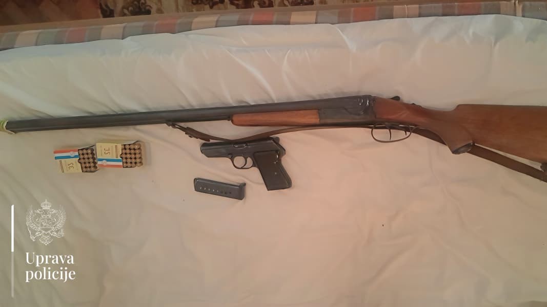 Policija upala u kuću i pronašla pravi arsenal: Zaplenili pištolj, pušku i 100 metaka, jedan muškarac uhapšen (FOTO)