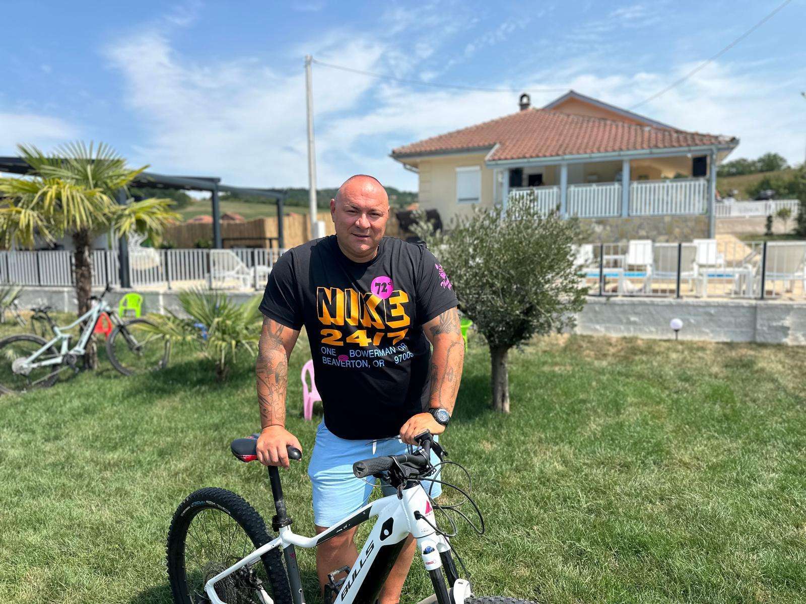 On je najjači Srbin ali i prava duša od čoveka: Rade je vrhunski sportista i humanitarac, u selu Lunjevica kod rodnog Gornjeg Milanovca napravio svoj mali raj (FOTO)