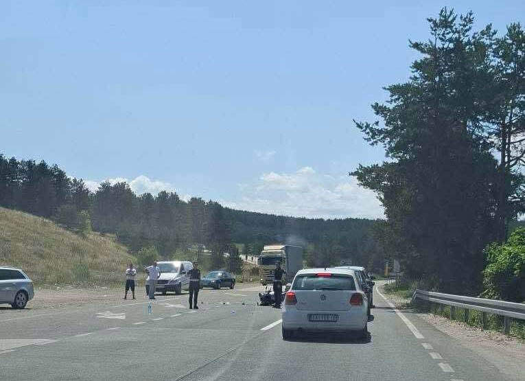 Motor pao na zemlju, delovi rasuti: Sudar dvotočkaša i automobila na putu kod Zlatibora, saobraćaj se odvija otežano (FOTO)