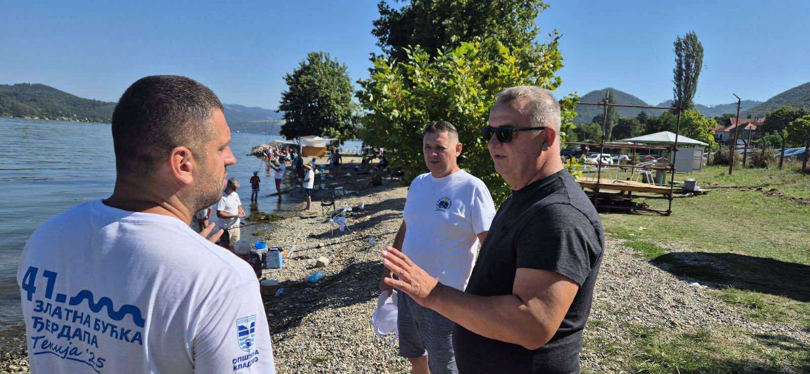 Ovo nije Boka Kotorska, ovo je Srbija: Prelepe slike stižu sa Dunava kod Kladova, čamci na vodi a ribari u akciji - jedinstvenom metodom "bućkanja" pecaju somove (FOTO)