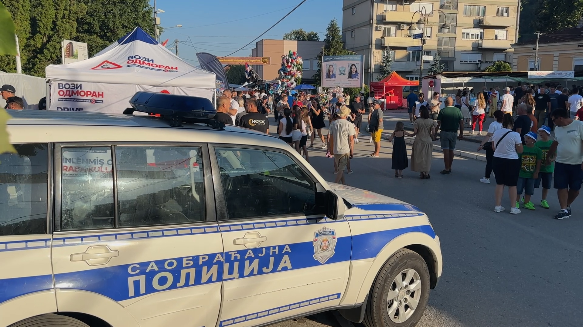 Neverovatno - policijski štand danas je bio među najposećenijim u Guči: Saobraćajci apelovali na građane da pijani nakon trube ne sedaju za volan - za jedan dan zabeleženo 182 prekršaja i 17 pijanih vozača (FOTO)