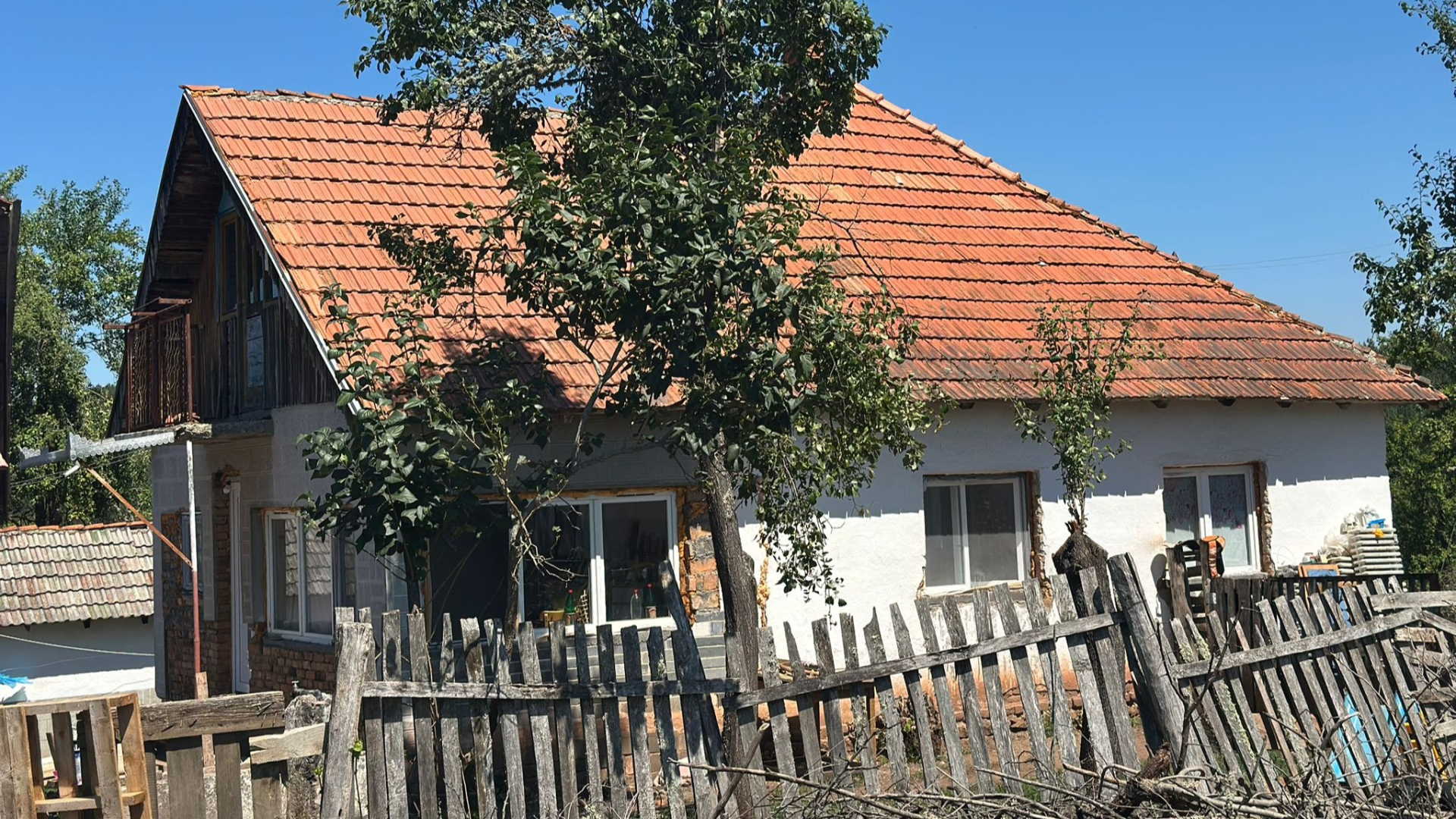 Menjali beogradski asfalt za selo kod Kosjerića: Mina i Jovan kupili kuću uz pomoć konkursa i sa decom sada uživaju svaki dan - gaje, muzu koze pa prave sir (FOTO)