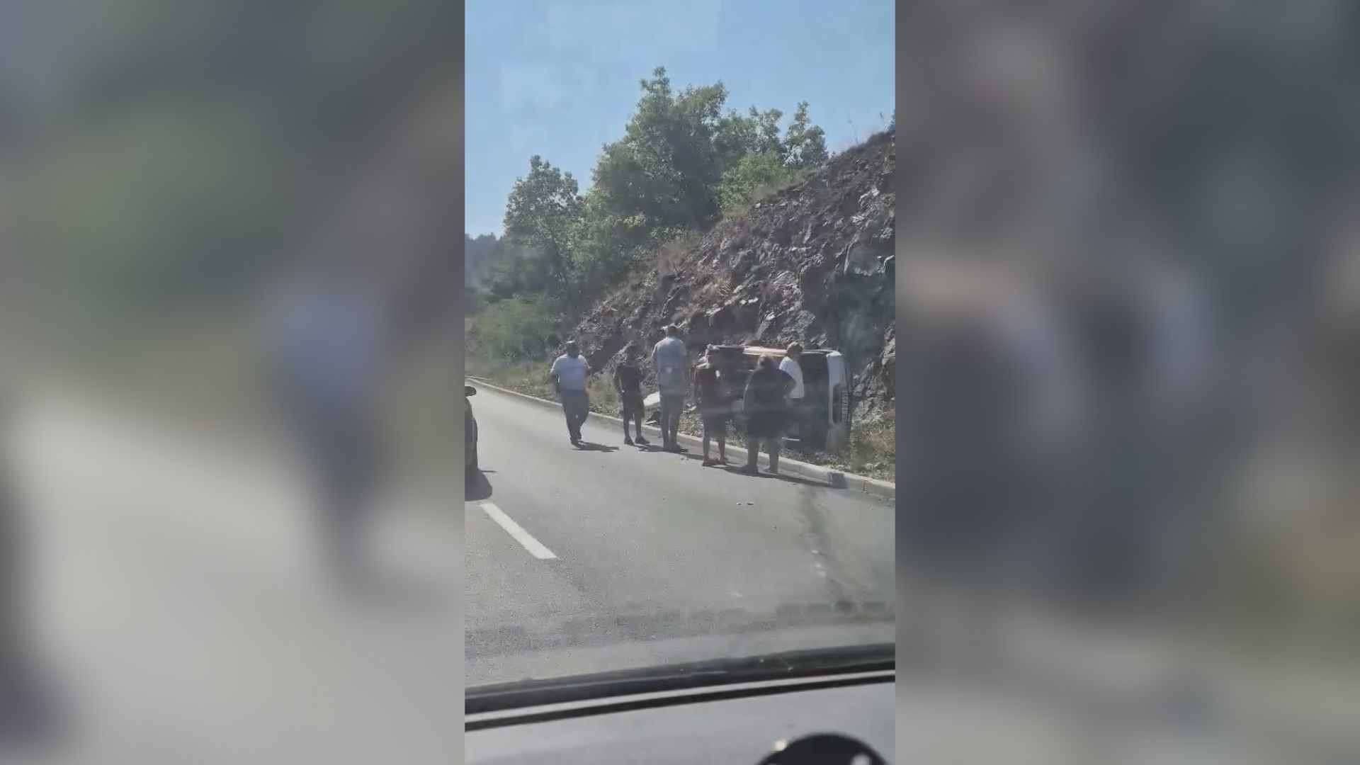 Skoro potpuno smrskana vozila i prevrnuta na krov: Žestok sudar najmanje dva putnička vozila kod Užica, ima povređenih (VIDEO)