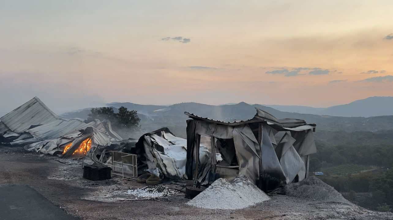 Više od 100 vojnika celu noć na prvoj liniji fronta, helikopteri bacili pola miliona litara vode: Oglasilo se Ministarstvo odbrane Crne Gore, borba sa vatrom nastavlja se i danas/ Foto: RINA