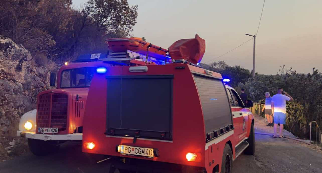 Hrabri vatrogasci uspeli da sačuvaju kuće i živote: Srpski helikopter i dalje gasi požare u Crnoj Gori, pomoć iz Hrvatske i od NATO još se čeka 