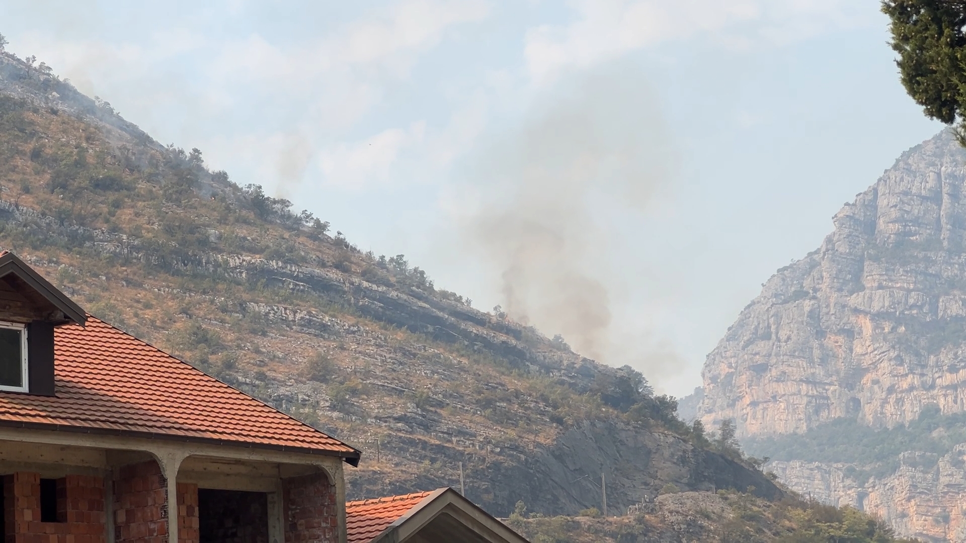 Nema odmora za crnogorske vatrogace ni srpske pilote, novi požari izbili tokom noći/ Foto: RINA