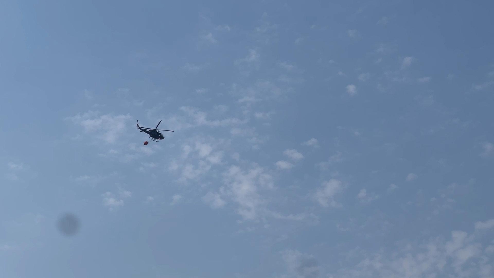 Plačem svaki put kad ih vidim kako idu u vatru: Nema odmora za crnogorske vatrogace ni srpske pilote, novi požari izbili tokom noći - ovo su slike sa lica mesta (FOTO)(VIDEO)