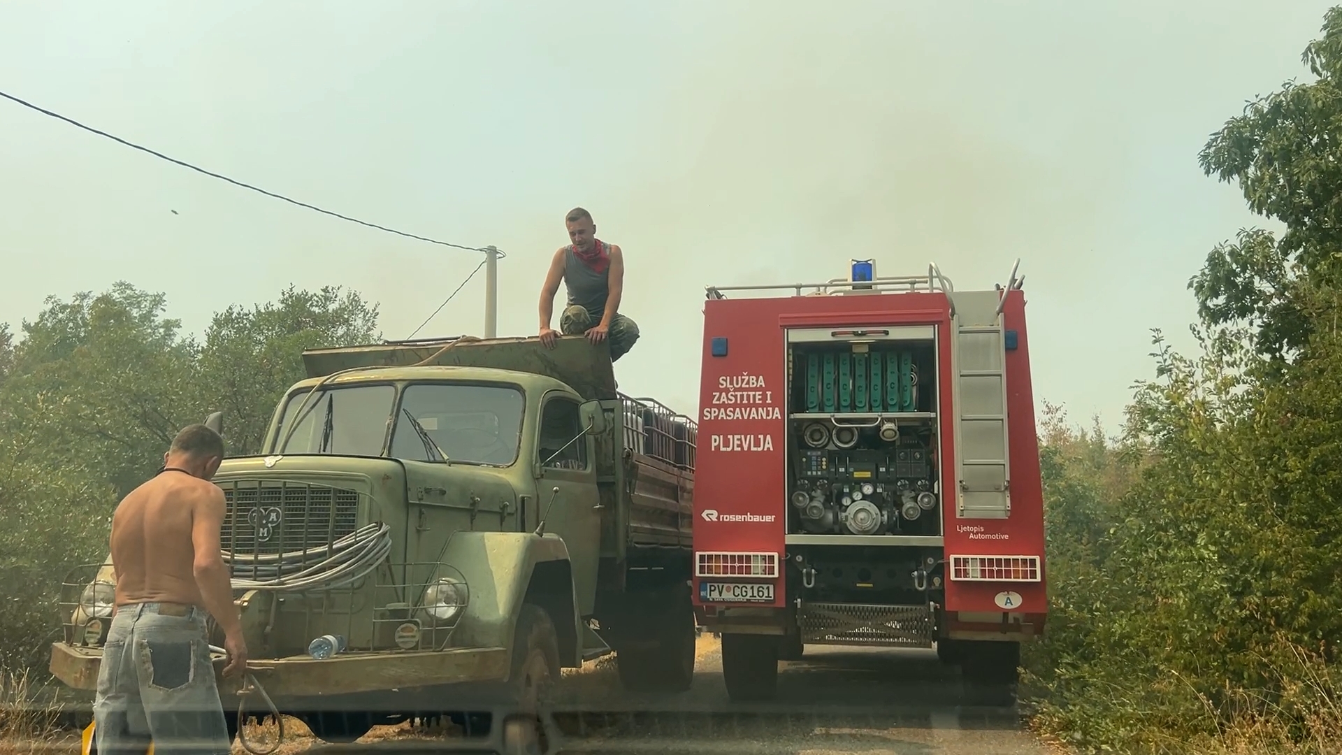 Ni najstariji meštani ne pamate ovakvu apokalipsu, vatra došla isred kuće: Ovde je trenutno najkritičnije požarište u Crnoj Gori - umorni i hrabri vatrogasci daju sve od sebe (FOTO)(VIDEO)
