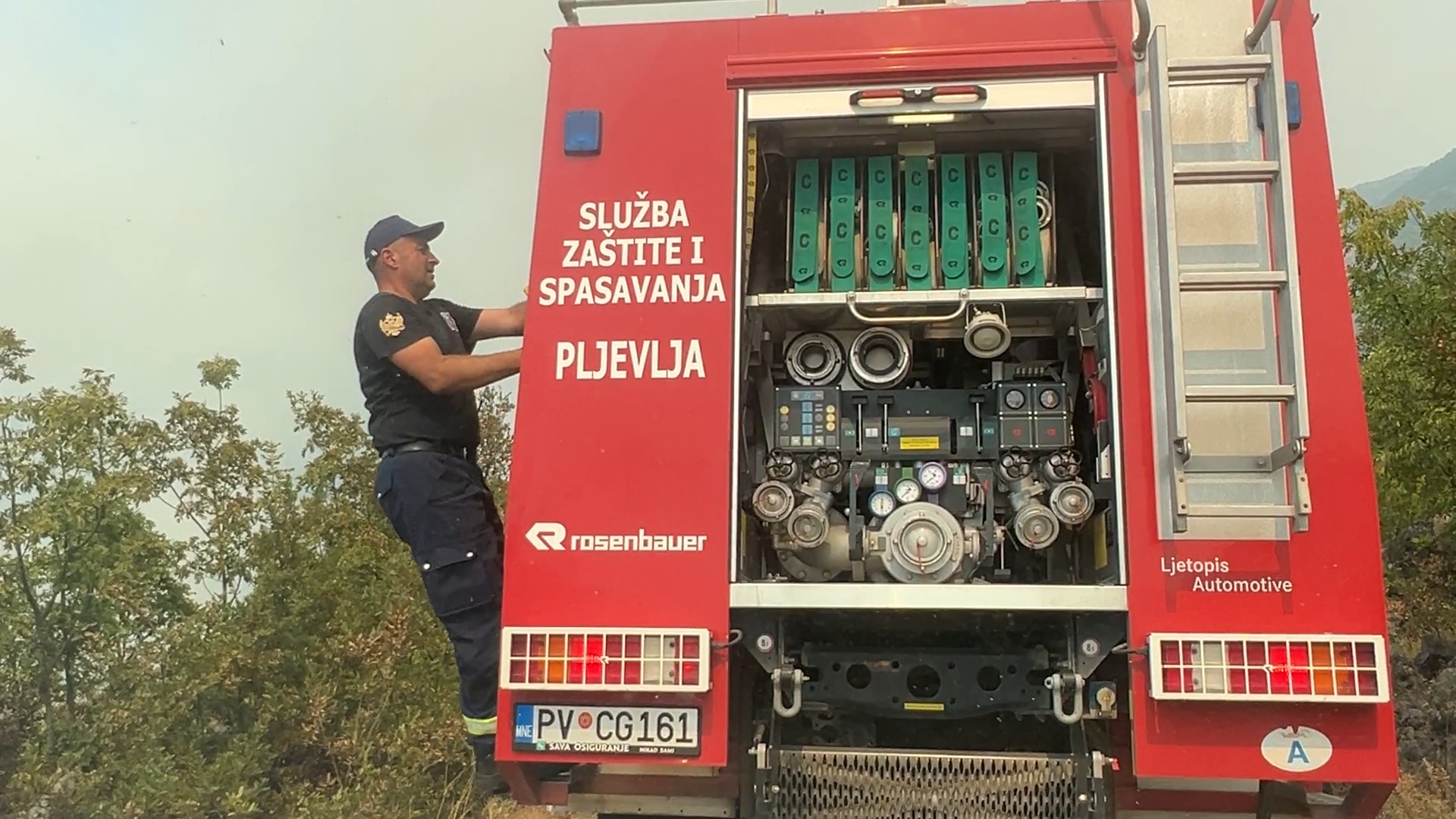 Požar u selu Fundine ne jenjava / foto: RINA