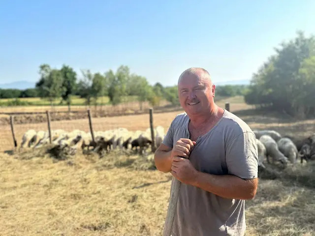 Teško se idržava: Velike vrućine prave velike probleme stočarima, Dragan iz Mršinaca ovako brine o kozama i ovcama tokom toplotnog udara (FOTO)