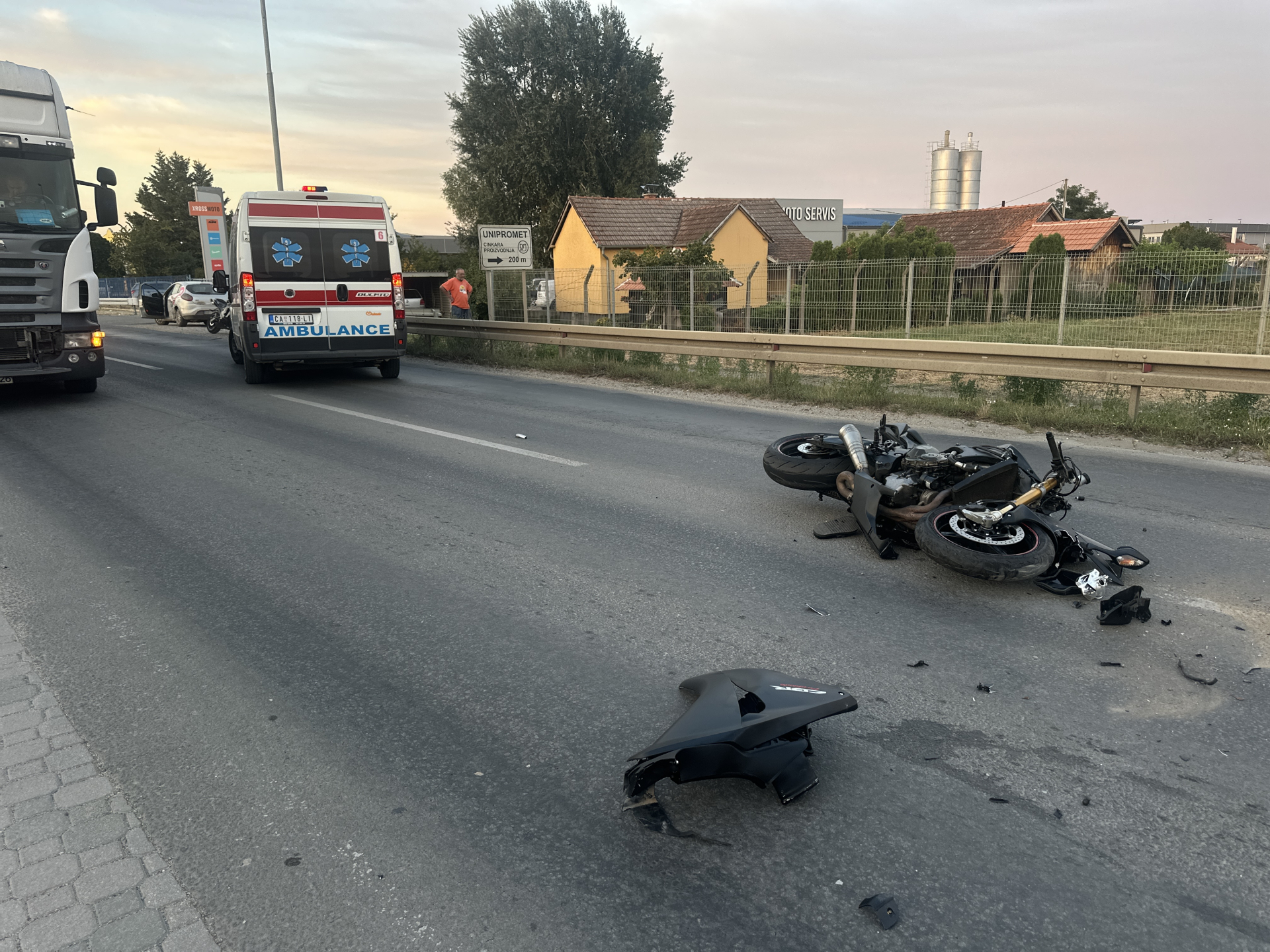 Teško povređen vozač motora na obilaznici oko Čačka: Sudario se sa automobilom, vozilom Hitne pomoći prevezen i bolnicu (FOTO)