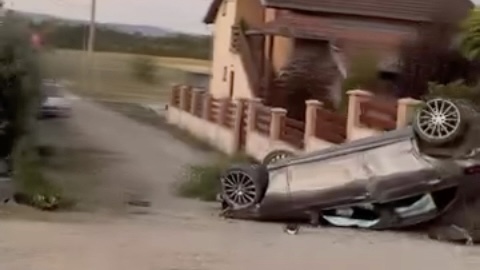 Poginula jedna osoba, druga povređena: Teška saobraćajna nesreća u selu Zablaće kod Čačka, vozilo se od siline udara prevrnulo na krov (FOTO)