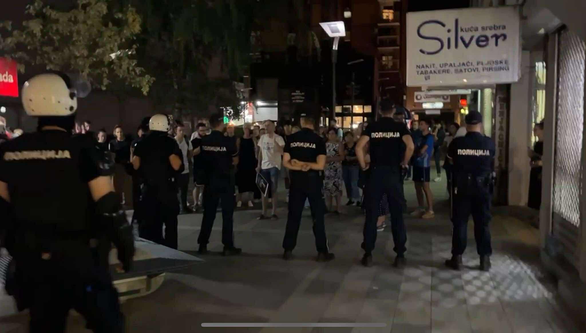 Građani u sukobu sa policijom ispred prostorija Srpske napredne stranke / foto: RINA