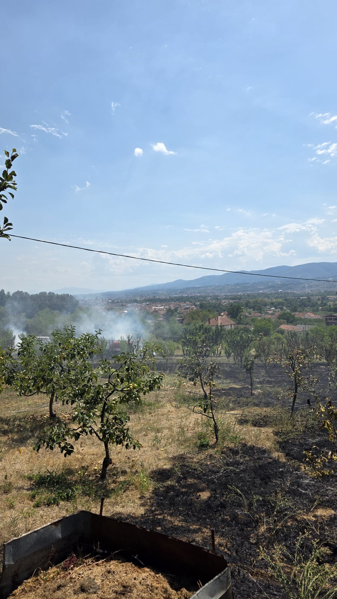 Veliki požar izbio u čačanskom naselju Trbušani: Vatra guta voćnjake i imanja - u borbi na terenu uz vatrogasce su i meštani (FOTO)