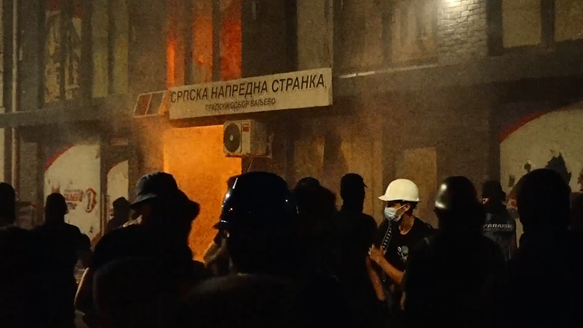 U sinoćnim neredima u Srbiji povređeno 6 policajaca, privedeno 56 ljudi tokom neprijavljenih protesta/ Foto: RINA