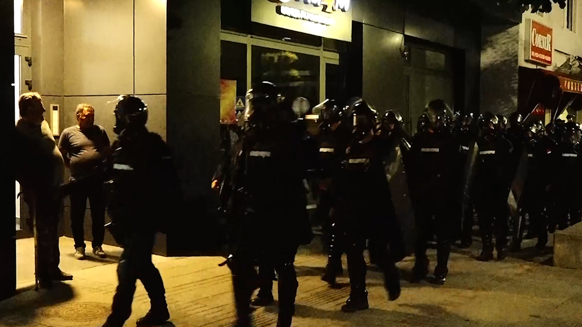 U sinoćnim neredima u Srbiji povređeno 6 policajaca, privedeno 56 ljudi tokom neprijavljenih protesta/ Foto: RINA