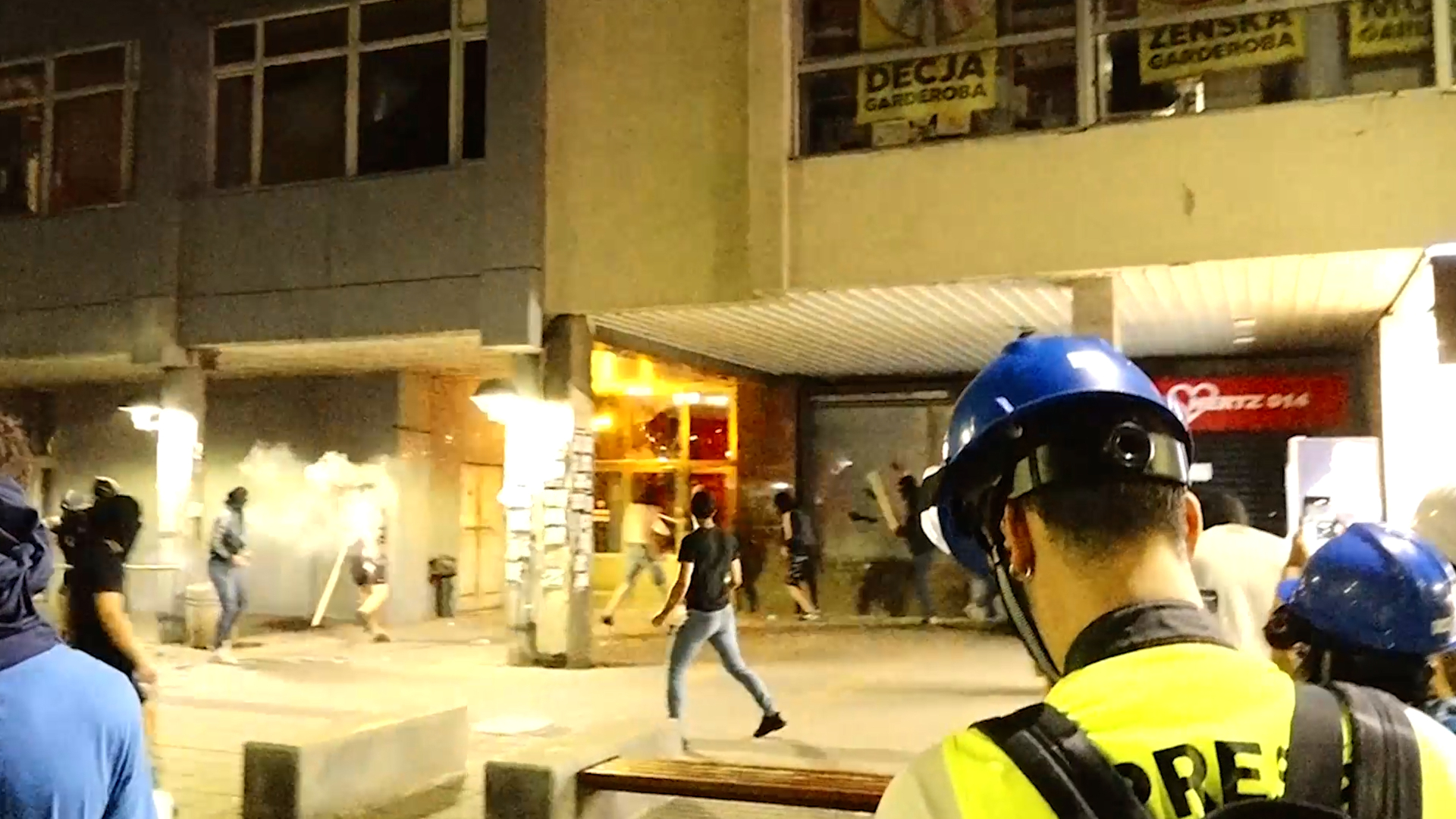 U sinoćnim neredima u Srbiji povređeno 6 policajaca, privedeno 56 ljudi tokom neprijavljenih protesta (FOTO)(VIDEO)