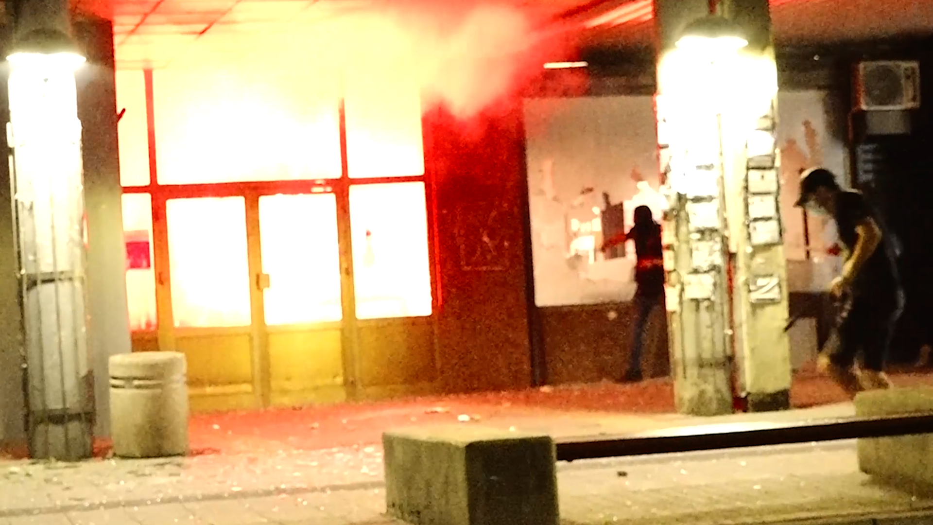 U sinoćnim neredima u Srbiji povređeno 6 policajaca, privedeno 56 ljudi tokom neprijavljenih protesta/ Foto: RINA