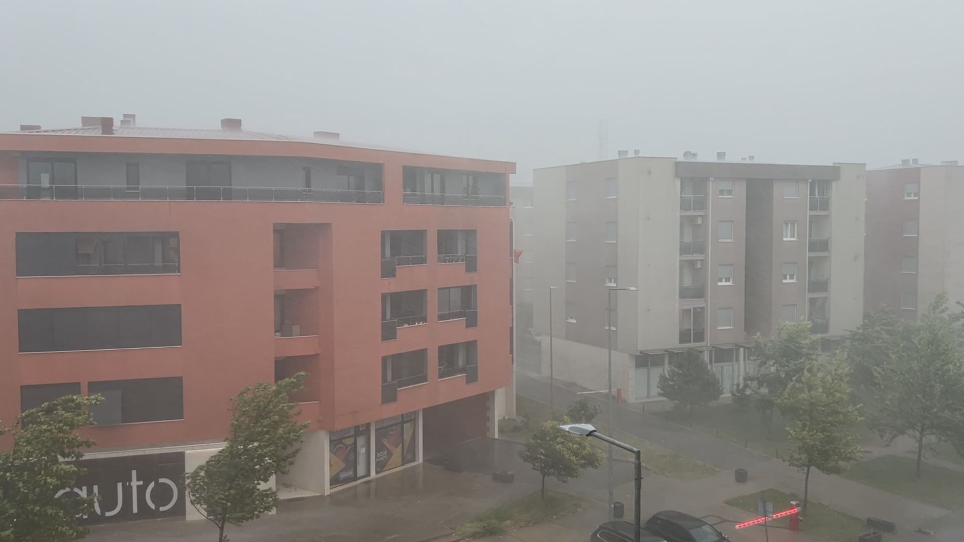Kraj agonije nakon sedam dana, jaka kiša pala u Podgorici i pod kontrolu stavila požare: Vatrogasci se obratili emotivnim rečima - hvala građanima na svakoj prolivenoj kapi znoja, na suzi i na podršci 
