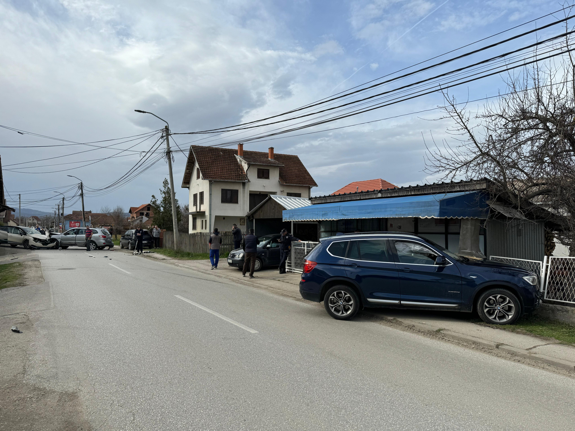 Skoro svaki dan dođe do saobraćajne nezgode, vozila uleću ljudima u dvorište: U dve čačanske ulice meštani strahuju da decu samu pošalju do škole - divljačka vožnja ne prestaje