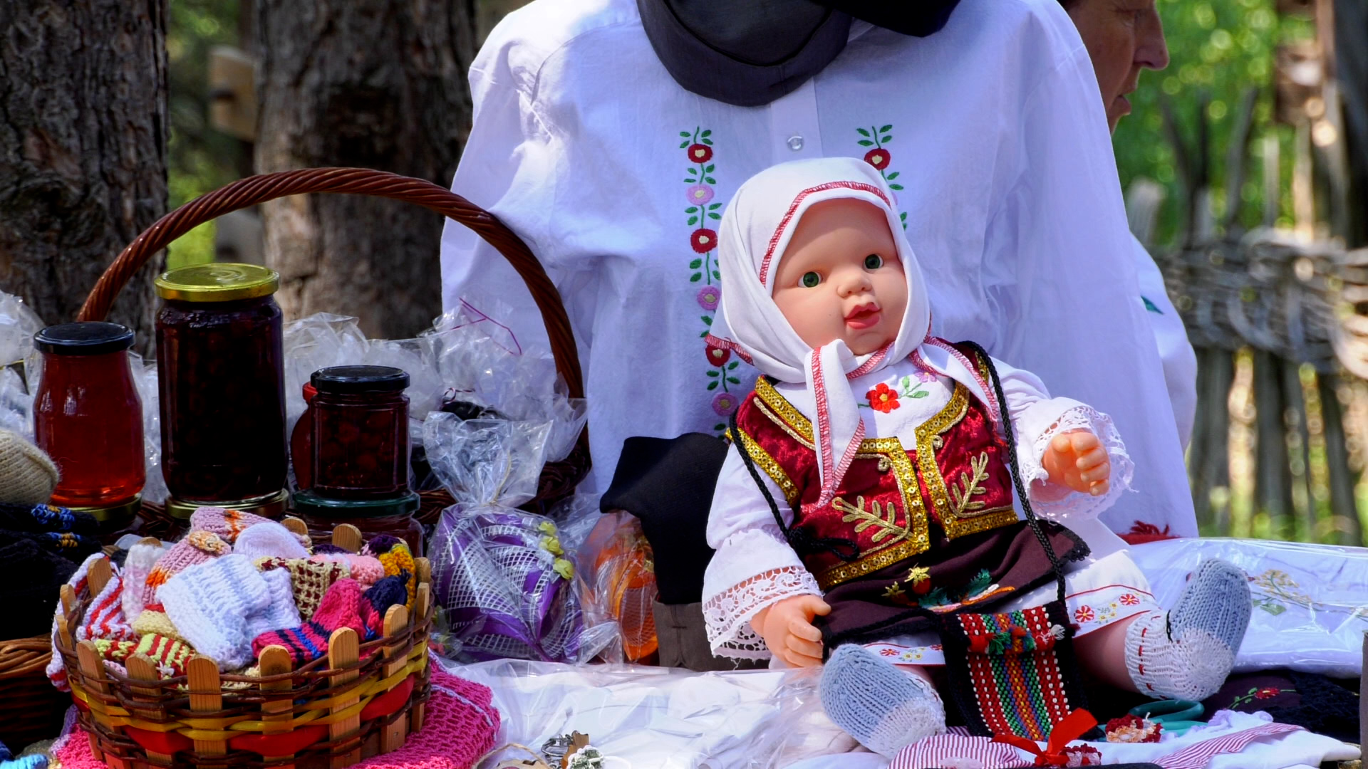 Čarape i kape koje su plele bakice sa Zlatibora nosimo kao suvenir u Češku: Jedinstven vašar u starom selu Sirogojno na Zlatiboru oduševio posetioce iz sveta (FOTO)