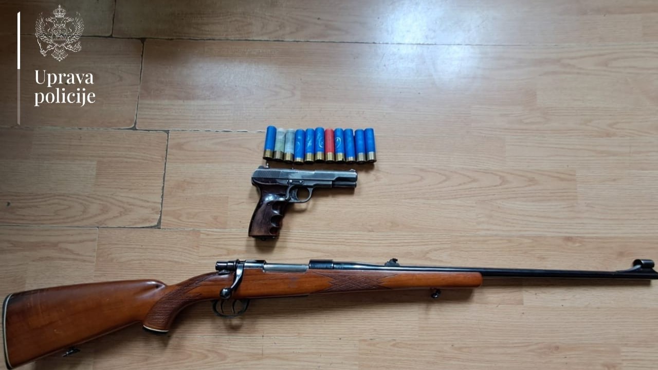 Lovio ilegalno, pa mu u stanu pronašli puške i pištolj: Uhapšen Plavljanin sa arsenalom oružja (FOTO)