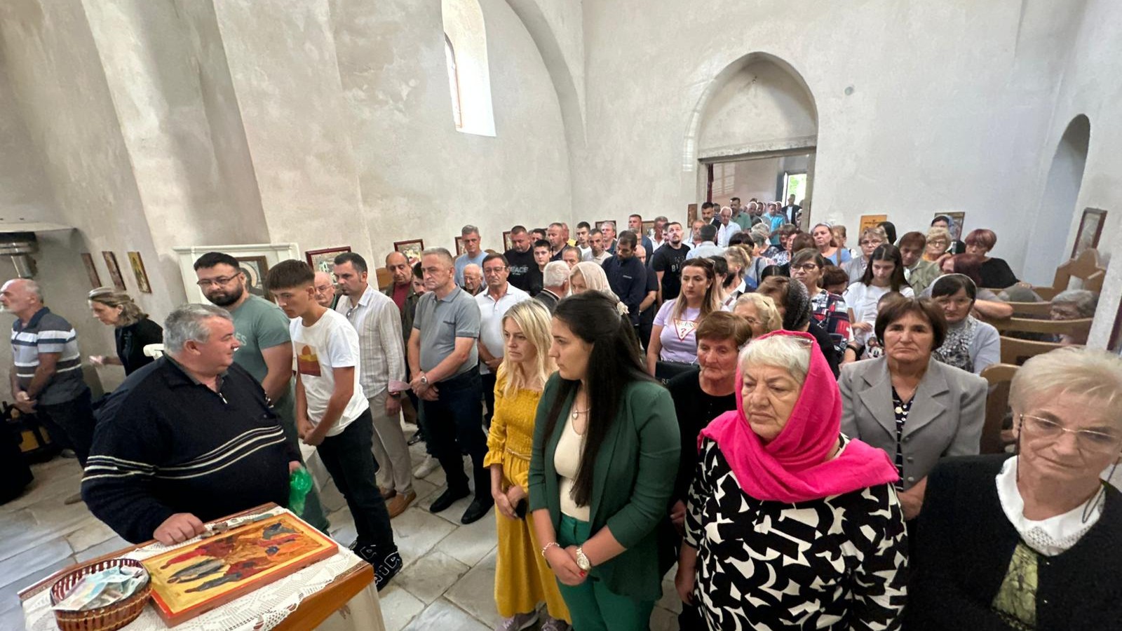 Trudimo se da decu odgajamo u duhu pravoslavlja: Đorđe is sela Pridvorica sa porodicom i komšijama ispred svetinje proslavio današnji veliki praznik (FOTO)