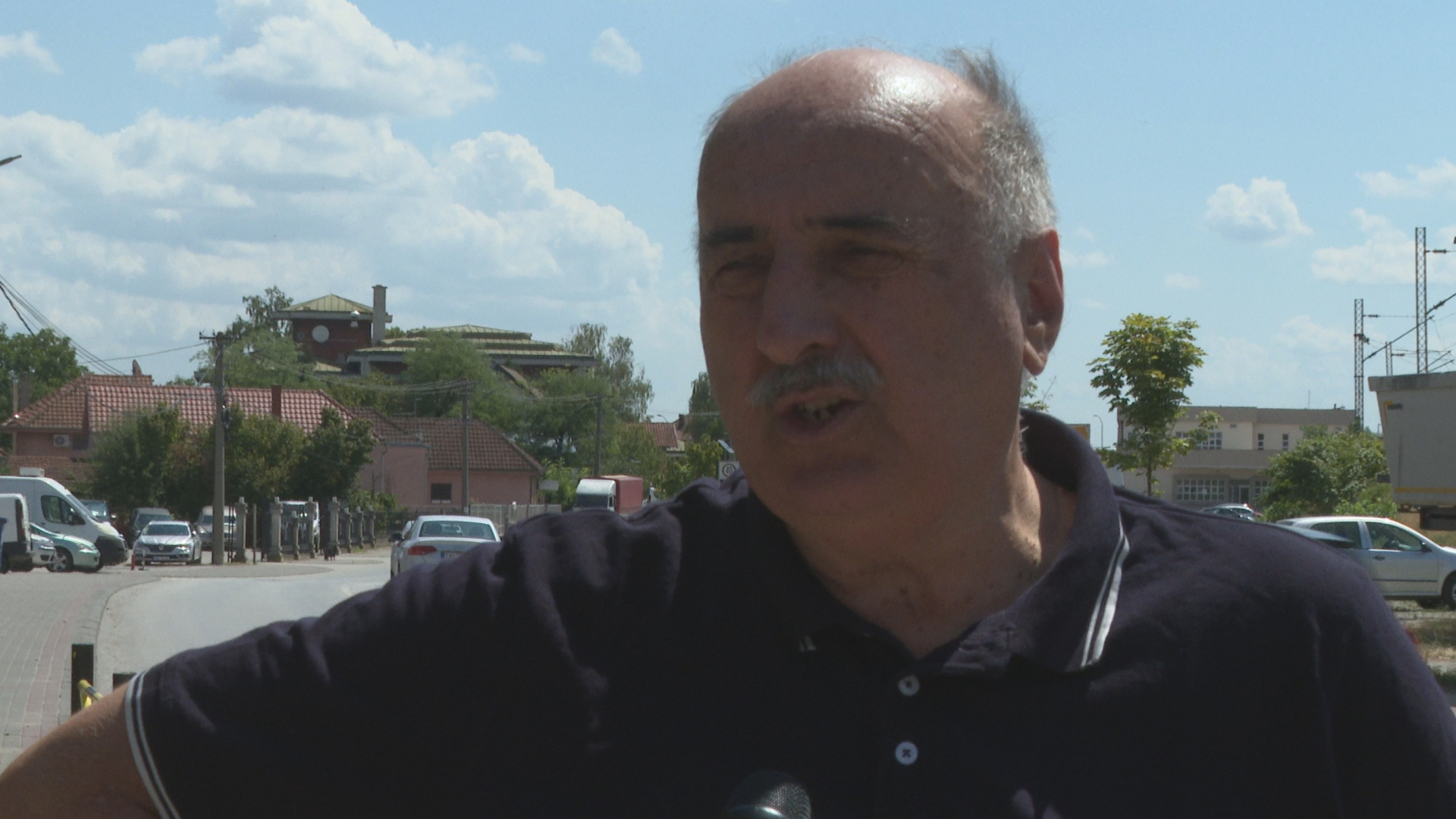Ako se ovako nastavi biće žrtava, deca su nam ugrožena: Radoš živi na kritičnoj tački u čačanskoj ulici Slavka Krupeža i kaže - vozači je koriste kao trkalište a ne kao saobraćajnicu, hitno potrebno rešenje (FOTO)