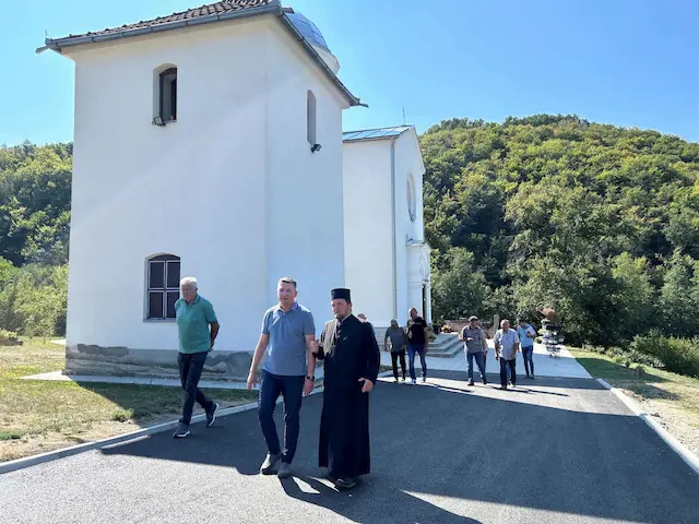 Snaga zajedništva na delu: Uz donacije privrednika, meštana i lokalne samouprave do crkve u selu Majdan urađen novi prilazni put i uređena crkvena porta 