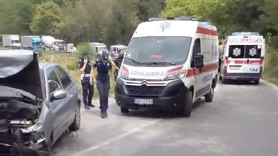 Primljeni su sa povredama grudnog koša i frakture rebara: Poznatno stanje troje učesnika u udesu na putu Čačak - Guča (FOTO)